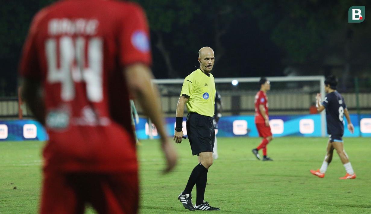 Wasit asing Adham Mohammad Tumah asal Yordania memimpin laga Semen Padang melawan Borneo FC di Stadion STIK, Jakarta, Senin (12/8/2024). (Bola.com/M iqbal Ichsan)