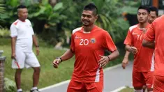 Jelang duel klasik Persib Bandung Vs Persija Jakarta, tim macan kemayoran melakukan pemanasan ringan di hotel tempat mereka menginap.