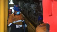 Petugas PT KA Bandung tengah memeriksa kondisi lokomotif dan kereta. (sumber foto: Humas PT KAI Daop 2 Bandung)