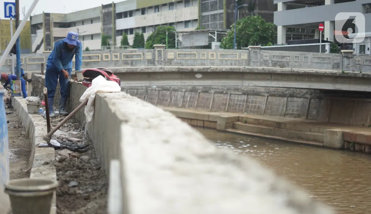 Petugas menyelesaikan proyek peninggian turap Anak Sungai Ciliwung di kawasan Senen, Jakarta, Rabu (4/11/2020). Peninggian turap dilakukan sebagai langkah mengantisipasi banjir yang berasal dari luapan aliran sungai saat hujan deras. (Liputan6.com/Immanuel Antonius)