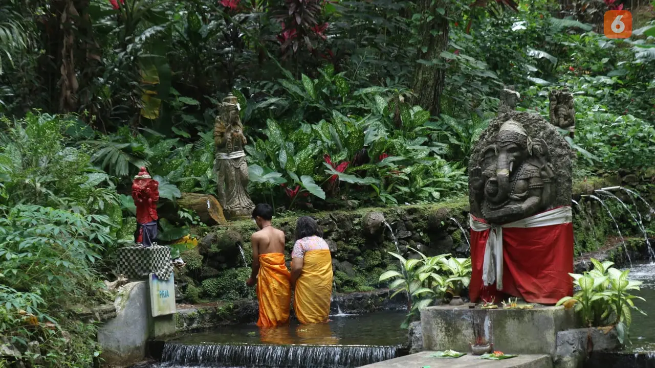 Sejumlah masyarakat melakukan ritual di Beji Antaboga Banyuwangi (Hermawan Arifianto/Liputan6.com)