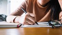 Ilustrasi belajar, menulis, mengerjakan soal. (Image by Freepik)