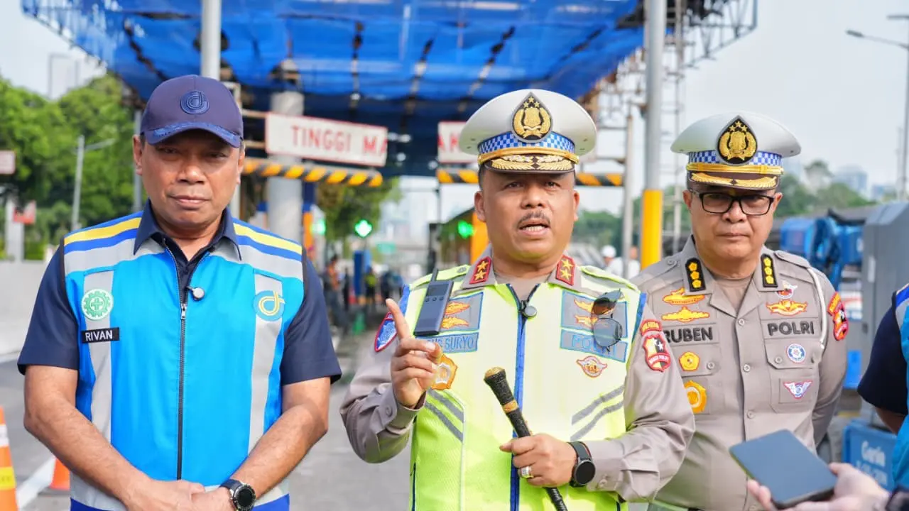 Kakorlantas Polri Irjen Agus Suryonugroho (tengah)