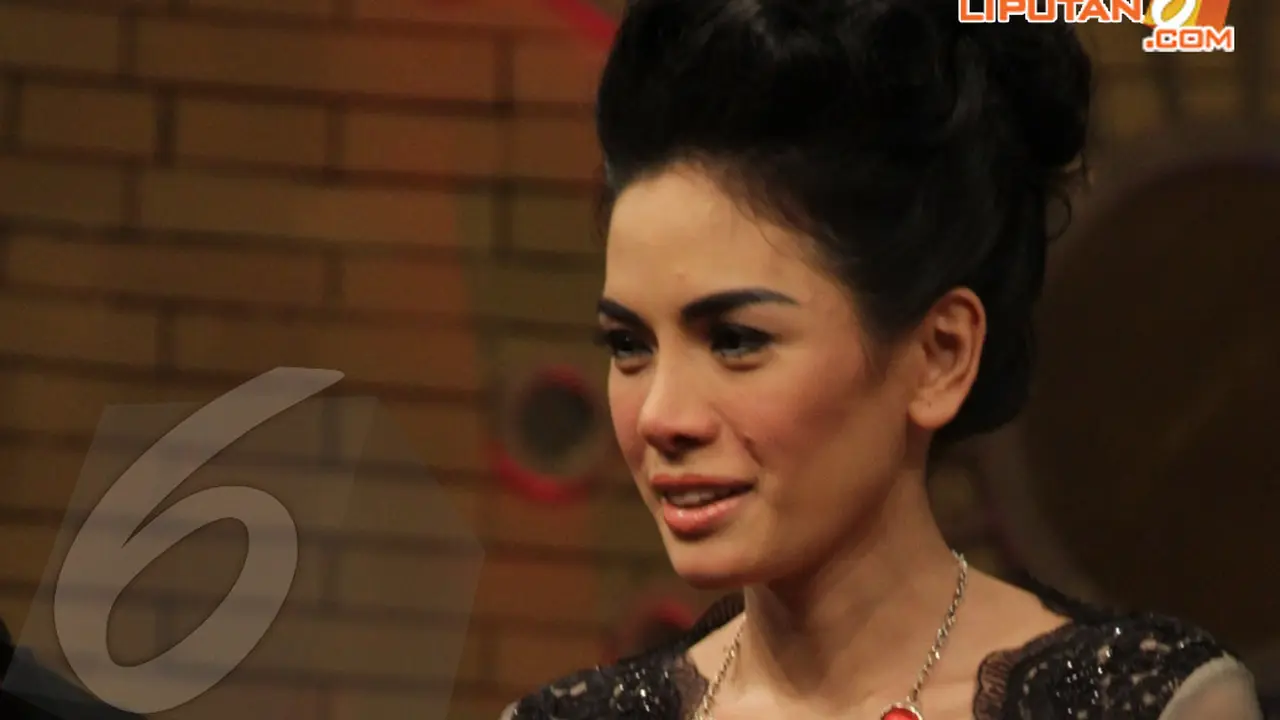 [FOTO] Muntah di Lokasi Syuting, Nikita Mirzani Hamil?