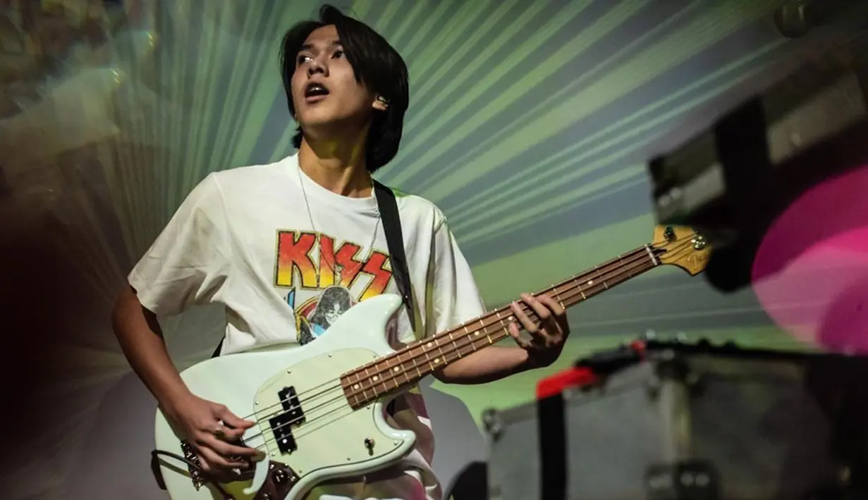 Svmmerdose yang dibentuk akhir 2017. Band ini terdiri dari Iqbaal (bass), Agy (gitar), dan Rinrin (vokalis). Kini Svmmerdose telah merilis album pada tahun ini. (Liputan6.com/IG/@iqbaal.e)