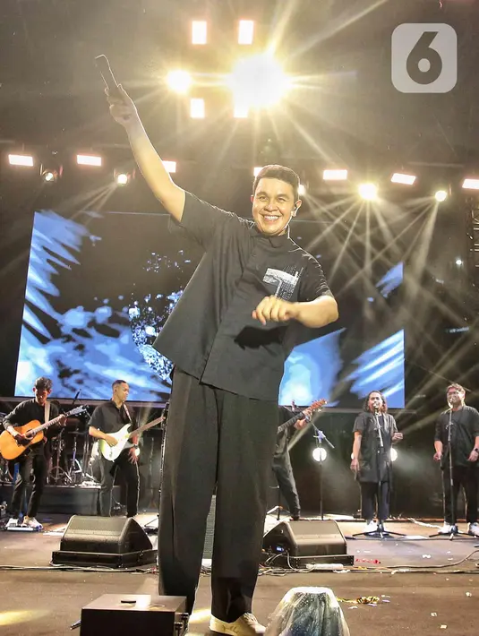 Hati hati di Jalan, Sepatu, dan Interaksi menjadi hits andalan Tulus yang paling ditunggu penggemarnya di gelaran KapanLagi Buka Bareng BRI Festival 2025. (Liputan6.com/Angga Yuniar)