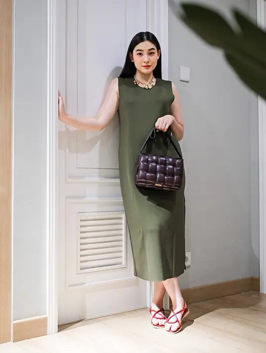Sebelum hamil besar, ukuran celana Davina hanya 28. Namun usai hamil ukuran celananya pun sampai nomor 34 yang kini berangsur turun pada nomor 32. Perjalanannya yang masih panjang pun sudah mulai terlihat bahwa kini ia mulai langsing. (Liputan6.com/IG/@pattdevdex)