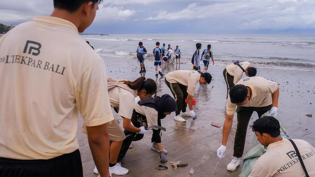 Bersih-bersih Pantai Bali