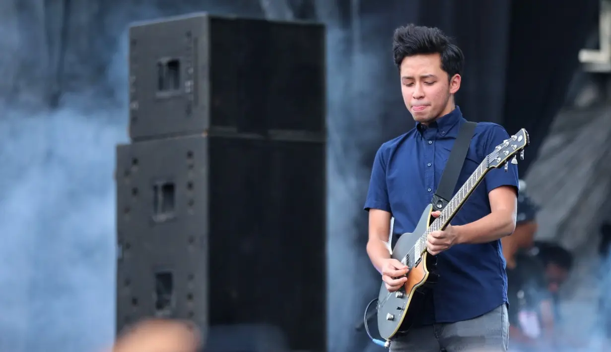 Naik panggung selepas hujan, penampilan Ezra Mandira dan kawan-kawan langsung membuat suasana arena outdoor Bintaro Xchange tiba-tiba menjadi romantis. (Adrian Putra/Bintang.com)