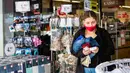 Seorang perempuan bermasker meninggalkan sebuah toko di ibu kota Jerman, 29 April 2020. Berlin mewajibkan penggunaan masker di seluruh gerai usaha pada Rabu (29/4), sementara kewajiban mengenakan masker sudah diberlakukan di seluruh moda transportasi publik sejak Senin (27/4). (Xinhua/Binh Truong)