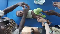 Salah Seorang Bayi di Asmat Mendapat Imunisasi campak (Dokumentasi Pribadi Kementerian Kesehatan Republik Indonesia)