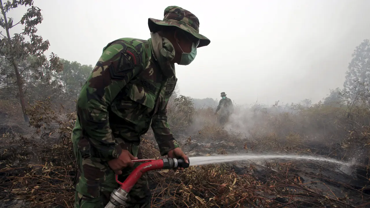 20150912-TNI Bantu Padamkan Kebakaran Lahan di Sumatera