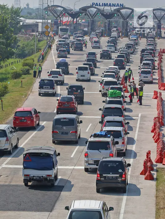 Mobil pemudik memadati Gerbang Tol (GT) Cikopo Palimanan (Cipali) Cirebon, Jawa Barat, Sabtu (1/6/2019). Memasuki H-4 Lebaran, kepadatan terjadi di ruas Tol Cipali di Km 73 sampai dengan Km 78 dan kenaikan volume kendaraan naik 12 persen dibanding tahun lalu. (Liputan6.com/Herman Zakharia)