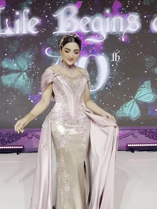 Perayaan ulang tahun yang digelar mewah itu adalah impian Ashanty sejak lama. Terdapat hiasan kupu-kupu yang menggambarkan judul lagunya. [Instagram/ashanty_ash]