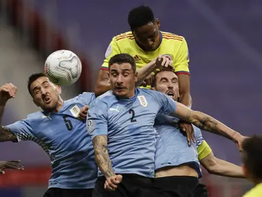 Bek timnas Kolombia, Oscar Murillo (atas) bersaing dengan pemain Uruguay, Matias Vecino, Jose Gimenez dan Diego Godin dalam laga perempat final Copa America 2021 di Stadion Nacional de Brasilia, Brasil, Minggu (4/7/2021) pagi WIB.  Kolombia menang adu penalti 4-2 (0-0). (AP Photo/Bruna Prado)