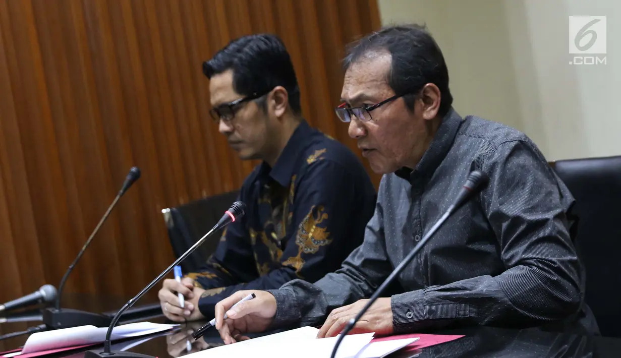 Wakil Ketua KPK, Saut Situmorang (kanan) saat menyampaikan keterangan terkait pengembangan korupsi e-KTP di Gedung KPK, Jakarta, Selasa (13/8/2019). KPK menetapkan empat tersangka baru sehingga hingga kini telah memproses 14 orang yang terlibat dalam kasus tersebut. (Liputan6.com/Helmi Fithriansyah)