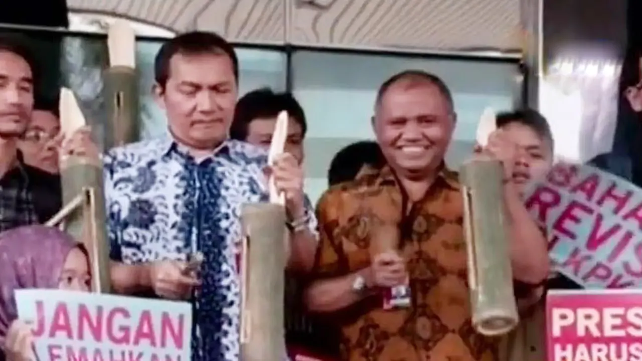 Kilas Indonesia: Ratusan Orang Bunyikan Kentungan di Gedung KPK