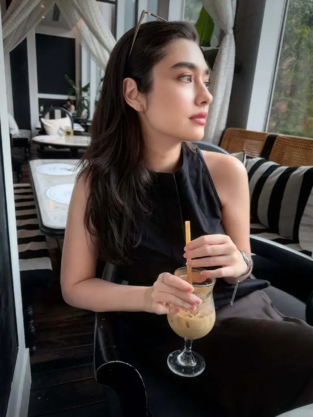 Ilustrasi gaya fashion Amanda Rigby memakai pakaian kasual