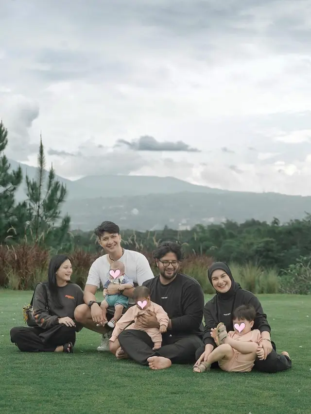 Potret Keluarga Ammar Zoni dan Aditya Zoni Momong Anak Bareng, Kompak Abis