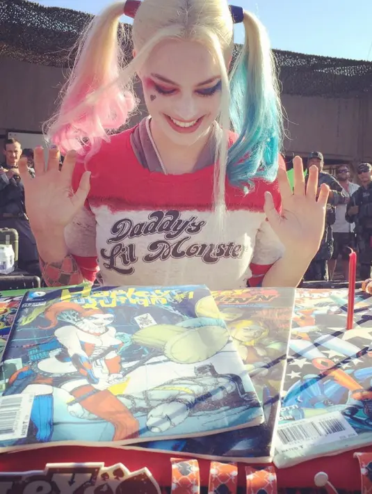 Ini saat Margot Robbie mendapatkan kue ulang tahun saat syuting Suicide Squad. (instagram/margotrobbie)
