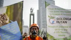 Anggota Walhi Jakarta menggelar aksi melawan asap dan peduli satwa saat car free day (CFD) di kawasan Bundaran HI, Jakarta, Minggu (15/9/2019). Walhi menuntut pemerintah segera menyelesaikan permasalahan kebakaran hutan yang berdampak buruk bagi manusia dan lingkungan. (Liputan6.com/Faizal Fanani)