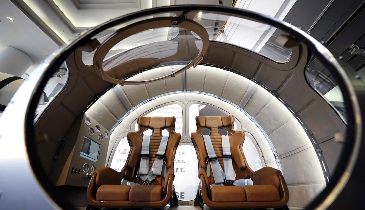 <p>Kabin dua tempat duduk yang menurut perusahaan startup mampu naik hingga ketinggian 15 mil, yang kira-kira berada di tengah stratosfer, ditampilkan saat konferensi pers di Tokyo, Selasa, 21 Februari 2023. Perusahaan startup Jepang mengumumkan rencana Selasa untuk meluncurkan penerbangan balon pengamatan ruang angkasa komersial yang diharapkan akan membawa pengalaman yang sangat mahal ke bumi. (Foto AP/Eugene Hoshiko)</p>