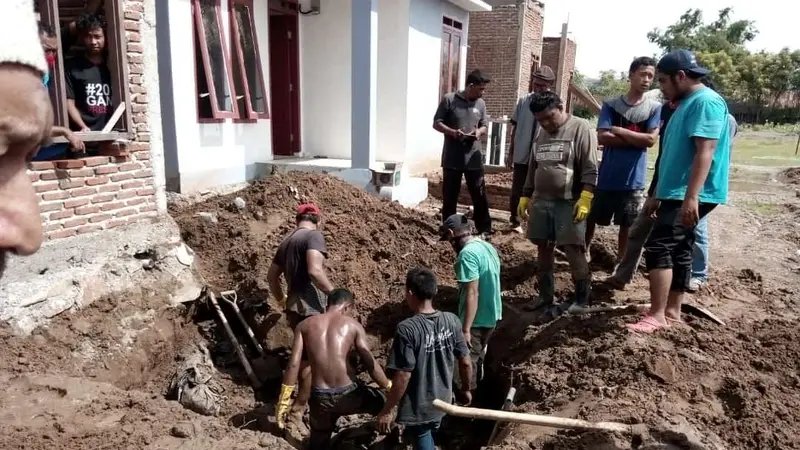 Penemun jenazah korban tsunami di Desa Kajhu, Kecamatan Baitussalam, Kota Banda Aceh. (Liputan6.com/Rino Abonita)