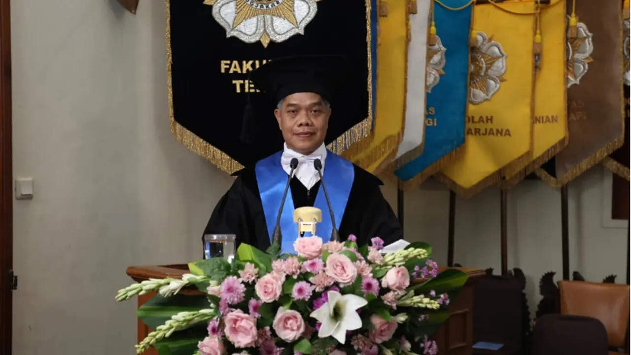 Berasal dari keluarga sederhana, Sarjiya sang anak penjual gula jawa berhasil raih Profesor. (Foto: Dok UGM)