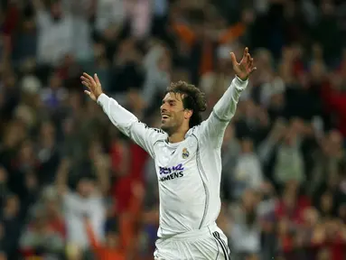 Penyerang Real Madrid Ruud Van Nistelrooy merayakan gol saat pertandingan Liga Champions melawan Steaua Bucharesti di Stadion Santiago Bernabeu, Spanyol, Rabu (1/11/2006). (AFP Photo/Pedro Armestre)