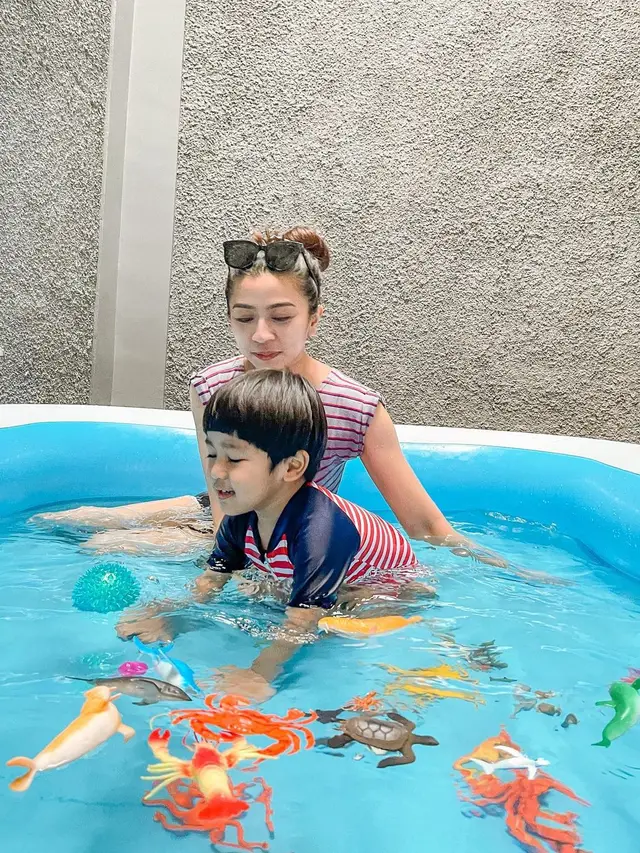 6 Potret Ayu Hastari saat Momong Anak, Hot Mom yang Selalu Tampil Stylish