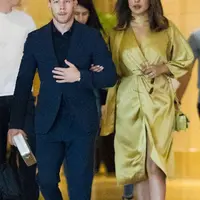Priyanka Chopra terlihat mengalungkan tangannya di lengan Nick Jonas saat mereka tiba d Laguna Grill and Rum Bar. (Jackson Lee / SplashNews.com/ E! News)