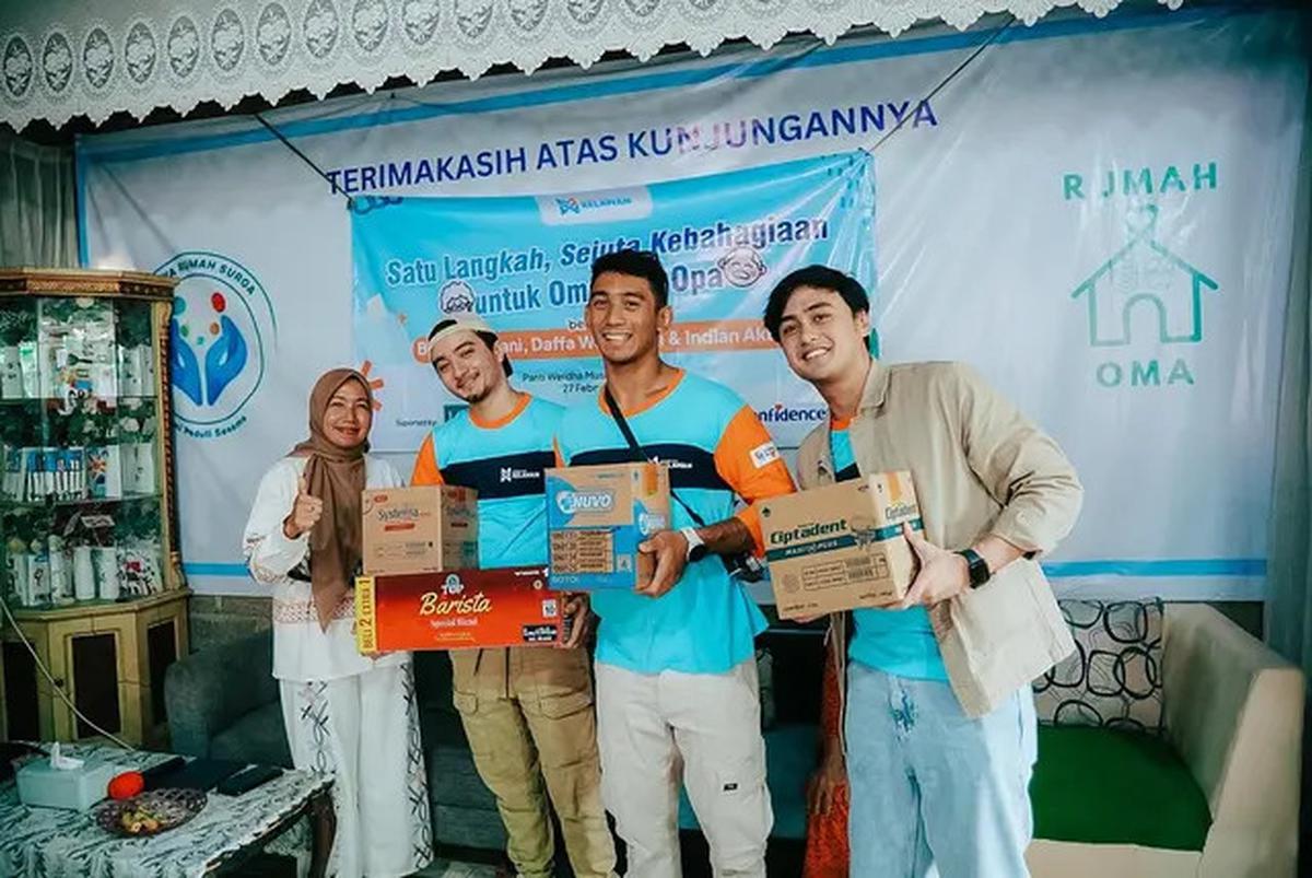 6 Potret Bryan Domani Jadi Relawan di Panti Wreda, Bahagia Berbagi Cerita dengan Lansia