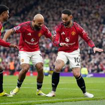 Matheus Cunha (kanan) mengajak Amad Diallo (kiri) dan Bryan Mbeumo (tengan) usai dirinya berhasil mencetak gol perdana Manchester United saat melawan Fulham di Old Trafford, Minggu (1/2/2026) malam WIB. (AP Photo/Dave Thompson)