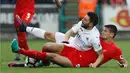 Pemain Swansea City, Borja Baston, berebut bola dengan pemain Liverpool, Dejan Lovren, dalam laga Premier League, di Liberty Stadium, Sabtu (1/10/2016). (Reuters/Stefan Wermuth)