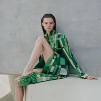 Intip juga sandal Rainbow ikonik Ferragamo, yang pertama kali dirancang untuk Judy Garland pada tahun 1938, kini hadir
ditafsirkan ulang oleh Davis. Dalam bentuk mules dengan detail open toe tanpa ankle straps, terlihat jelas semangat kemewahan khas Hollywood yang beroktan tinggi, dibingkai ulang dengan santai, dan modern. / Foto dok : Ferragamo.