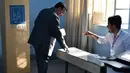 Seorang pria mencelupkan jarinya ke tinta saat melakukan pemungutan suara di utara Kirkuk, Irak (12/5). Pemilu ini menjadi harapan baru agar terbentuk pemerintahan inklusif sehingga dapat menangkal skandal korupsi yang meluas. (AFP/Marwan Ibrahim)