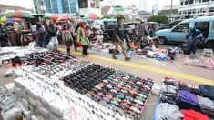 Sejumlah pedagang kaki lima berjualan diatas trotoar di Jalan Kebon Jati, Tanah abang, Sabtu (23/12). Banyaknya PKL yang berjualan di trotoar membuat sulit para pejalan kaki yang melintas. (Liputan6.com/Angga Yuniar)