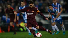Pemain Barcelona, Lionel Messi gagal mencetak penalti pada laga leg pertama perempatfinal Copa del Rey ketika melawat ke markas Espanyol di Stadion RCDE, Kamis (18/1). Barcelona takluk 0-1 dari rival sekotanya Espanyol. (AP/Manu Fernandez)