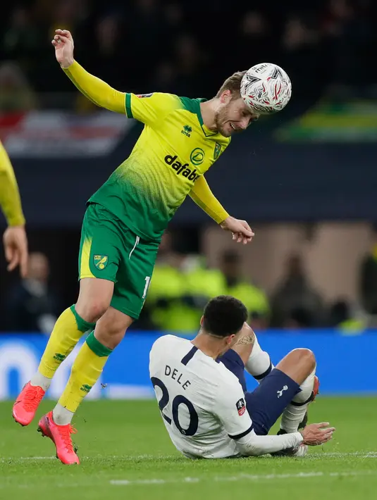 Gelandang serang Tottenham Hotspur, Dele Alli, berebut bola dengan pemain Norwich City, Tom Trybull pada putaran kelima Piala FA di Tottenham Stadium, Rabu (4/3/2020). Langkah Tottenham di Piala FA 2019/2020 terhenti setelah kalah adu penalti 2-3 (1-1) dari Norwich. (AP/Kirsty Wigglesworth)