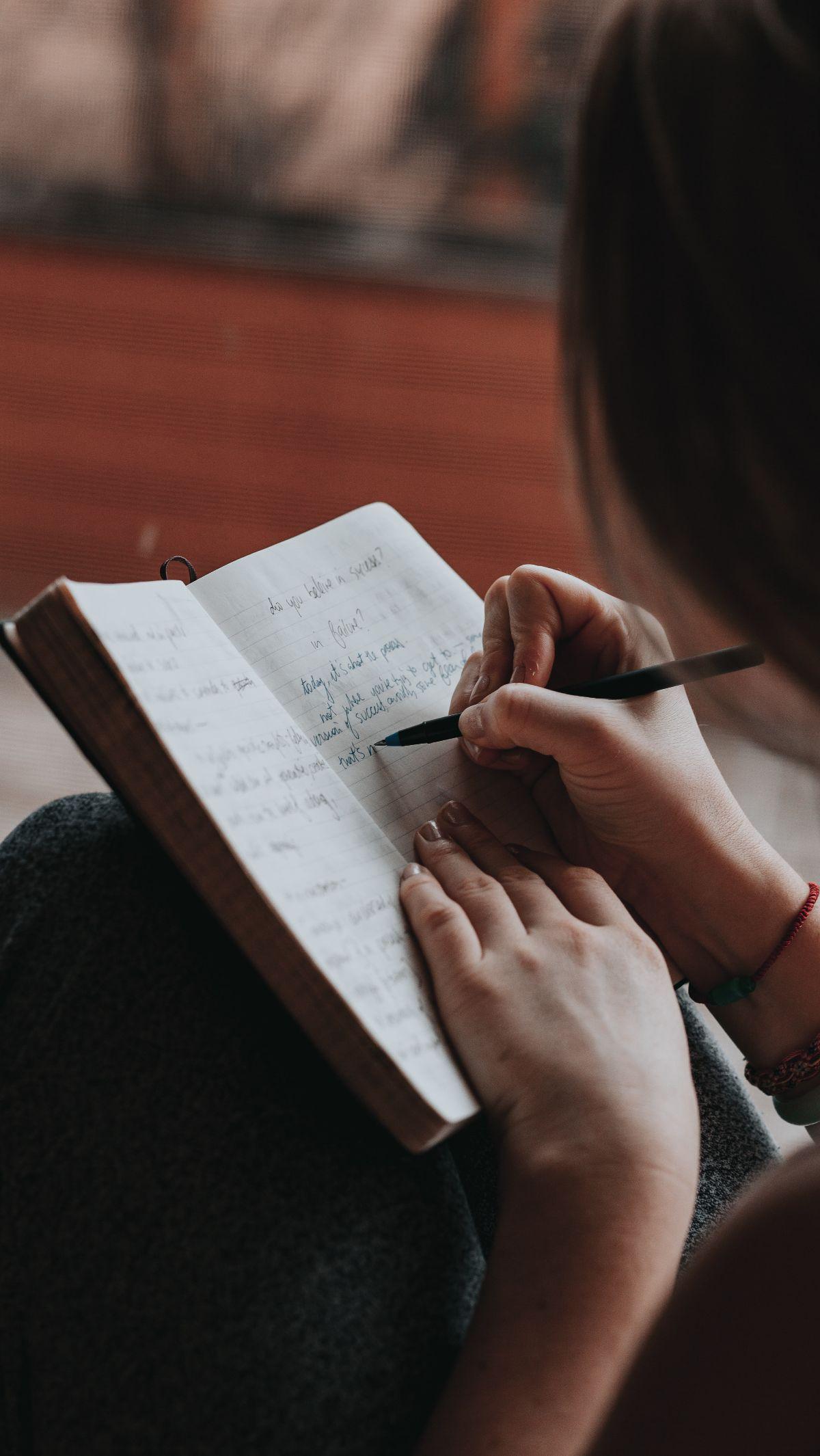 Introvert adalah seseorang dengan kualitas tipe kepribadian yang dikenal sebagai introversi. Artinya,orang-orang introvert merasa lebih nyaman berfokus pada pemikiran dan gagasan batinnya daripada apa yang terjadi secara eksternal. Mereka menikmati mengha