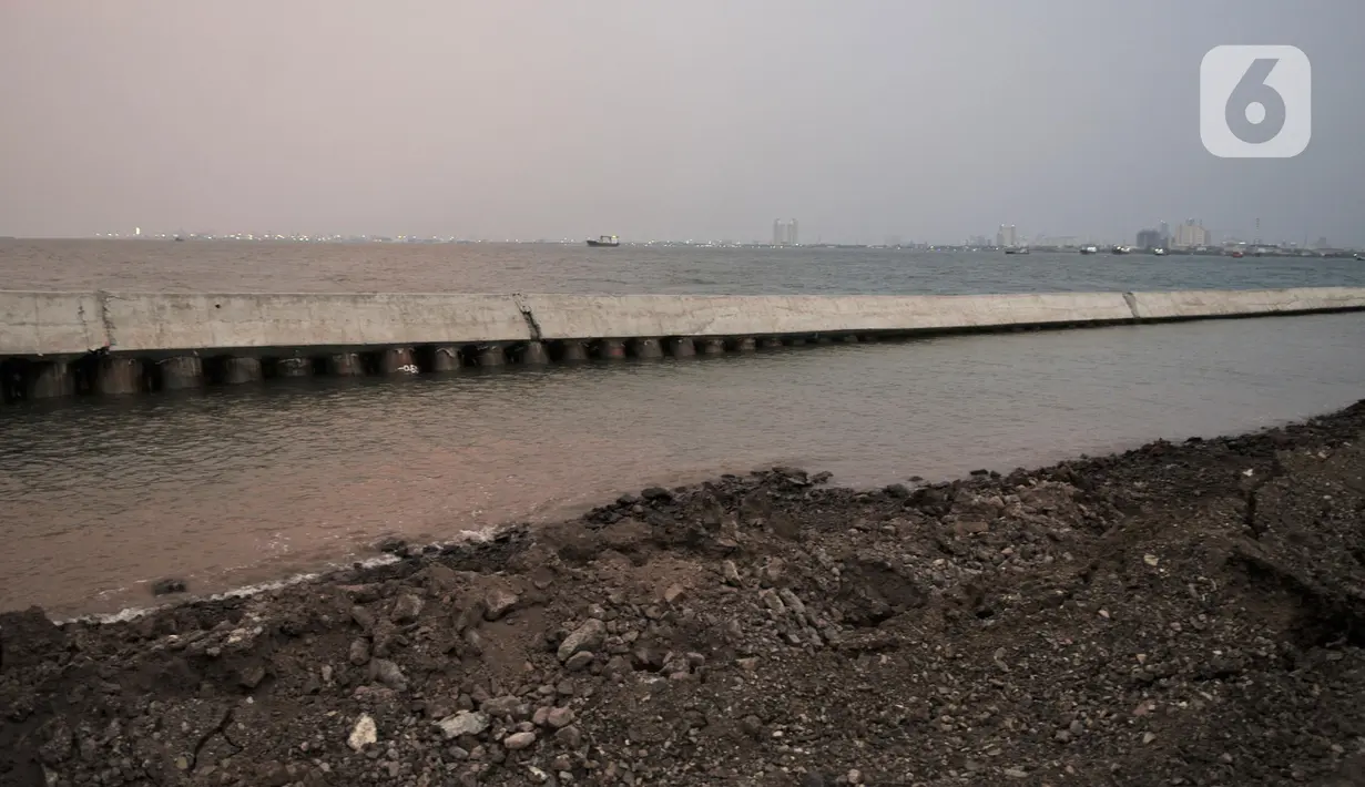 Kondisi tanggul laut National Capital Integrated Coastal Development (NCICD) dan permukaan tanah yang  jebol di Pelabuhan Muara Baru, Jakarta, Rabu (4/12/2019). Tanggul laut yang belum diketahui penyebab jebol itu menimbulkan kekhawatiran warga setempat. (merdeka.com/Iqbal S Nugroho)