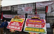 Karangan Bunga Sindiran Warnai Aksi Demo Mahasiswa di Depan DPR