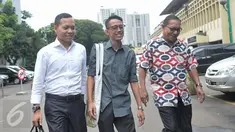 Ario Kiswinar (tengah) didampingi kuasa hukumnya tiba di Mapolda Metro Jaya, Jakarta, Jumat (14/10). Kiswinar memenuhi panggilan untuk menjalani pemeriksaan terkait laporan pencemaran nama baik yang diduga dilakukan Mario Teguh (Liputan6.com/Yoppy Renato)