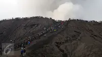 Ribuan wisatawan mengantre naik dan berada di puncak Gunung Bromo, Taman Nasional Bromo Tengger Semeru, Jawa Timur, Kamis (21/7). Meski berstatus waspada, intensitas kunjungan ke Gunung Bromo justru meningkat. (Liputan6.com/Helmi Fithriansyah) 