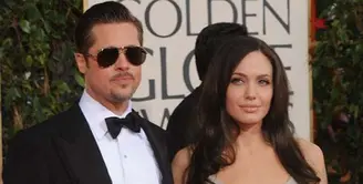 Satu tahun pasca mengajukan gugatan cerai terhadap Brad Pitt, kini Angelina Jolie mengurus keenam anaknya seorang diri. Hubungannya dengan Brad Pitt pun memang tidak baik sejak itu. (AFP/Robyn Beck)