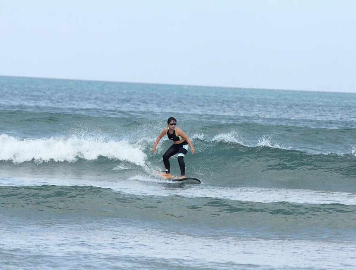 Ketika sedang surfing, Cinta tampak begitu keren.&nbsp;