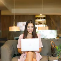 Sebagai brand kecantikan lokal yang konsisten mempercantik penampilan perempuan Indonesia, Dear Me Beauty kembali menyuguhkan produk inovatif. Cocok untuk menemanimu WFH selama masa isolasi diri. (Photo by Mimi Thian on Unsplash)