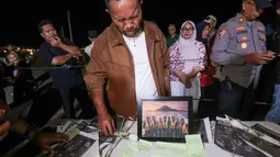 Direktur Konten KLY Wens Manggut larut dalam suasana haru saat mengikuti doa bersama di pinggir dermaga Carita, Pandeglang, Banten, Kamis (17/9/2026). Doa bersama tersebut dipanjatkan untuk lima jurnalis dan tiga kru kapal Arupadhatu 1 yang hilang kontak di perairan Selat Sunda. (KLY/Budy Santoso)