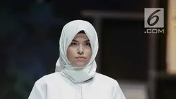 Model mengenakan busana rancangan desainer Watie Collection saat tampil dalam Muslim Fashion Festival 2018 di Jakarta, Jumat (20/4). Watie Collection menampilkan rancanganya dengan tema 'Casual Brides'. (Liputan6.com/Faizal Fanani)