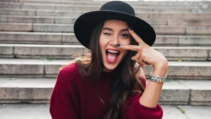 baju merah topi gaya imut ceria